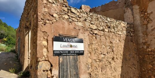 Casa de pueblo semi-derruida en Castellnovo